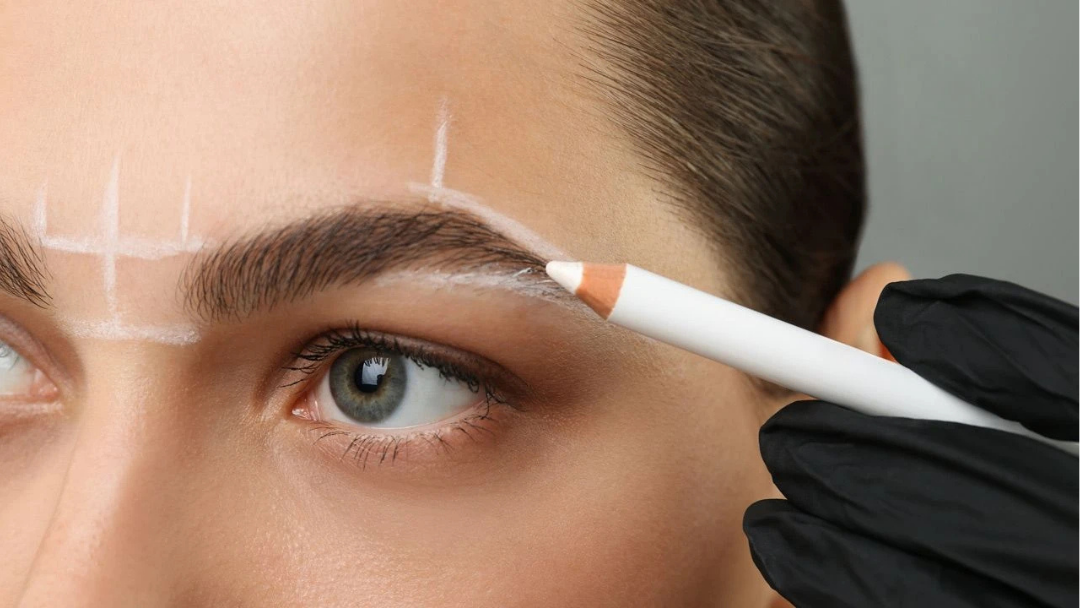 Wenkbrauwtransplantatie met Direct Resultaat dankzij de Voorbereide Haartjes-Techniek